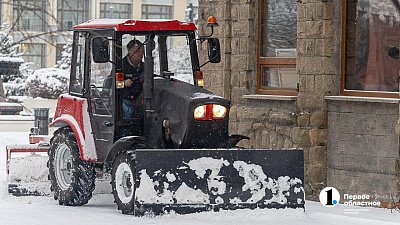 На уборку снега в Челябинске вышли 1600 дворников, полсотни рабочих и 182 машины