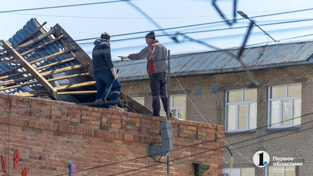Коммунальщиков заставили заплатить компенсацию за текущую крышу в Челябинской области