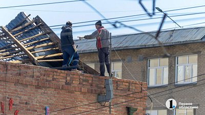Коммунальщиков заставили заплатить компенсацию за текущую крышу в Челябинской области