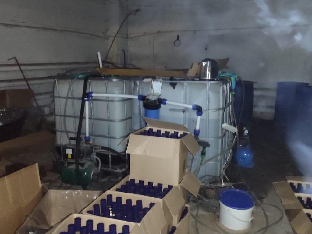 В подпольном цехе в Каслях изъяли 9 тыс. бутылок паленого спиртного