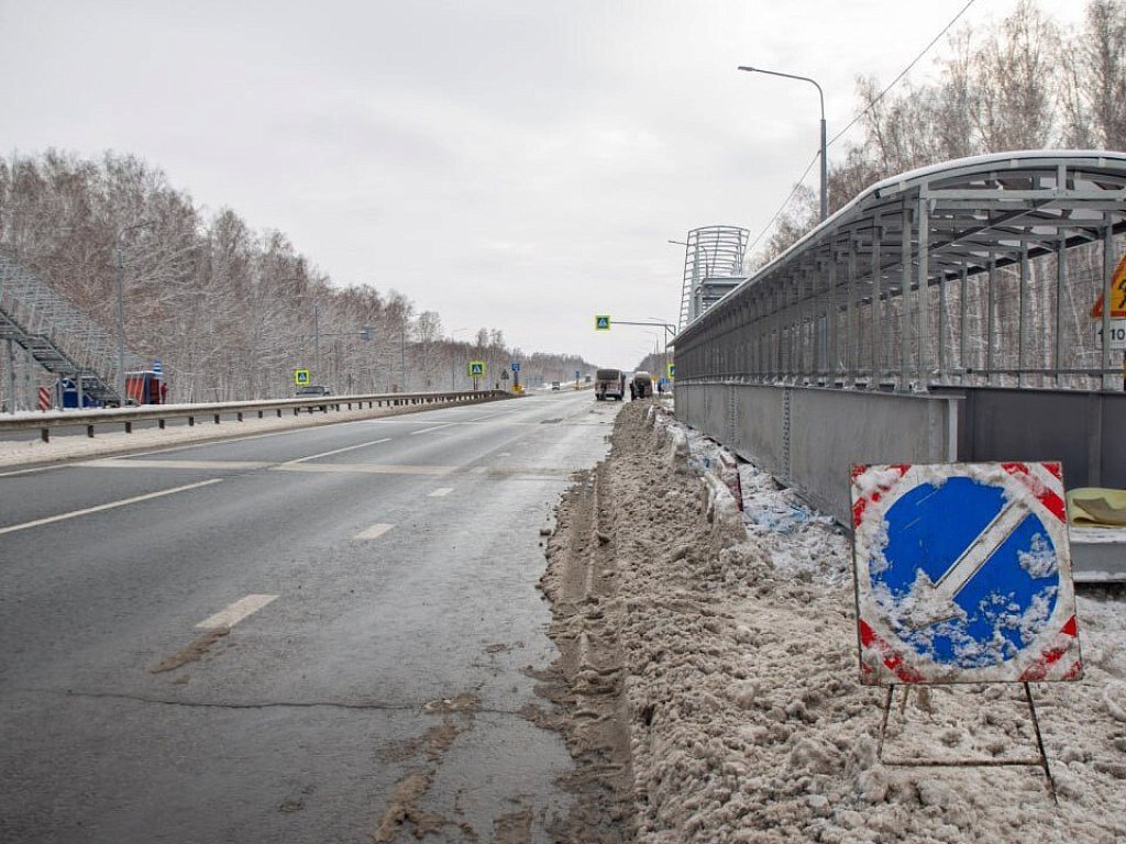 Трассы Челябинской области обработали против наледи