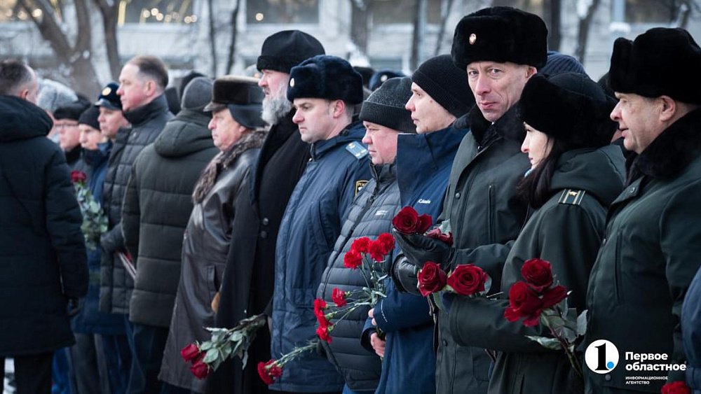 В Челябинске прошло возложение цветов и венков в День Героев России