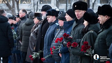 В Челябинске прошло возложение цветов и венков в День Героев России