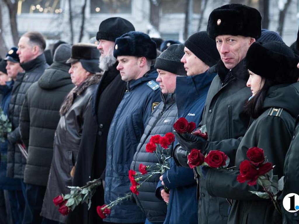 В Челябинске прошло возложение цветов и венков в День Героев России