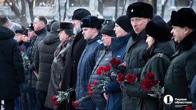 В Челябинске прошло возложение цветов и венков в День Героев России