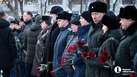 В Челябинске прошло возложение цветов и венков в День Героев России
