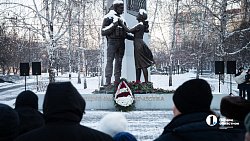 В Челябинске прошло возложение цветов и венков в День Героев России