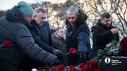 В Челябинске прошло возложение цветов и венков в День Героев России