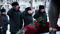 В Челябинске прошло возложение цветов и венков в День Героев России