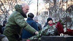 В Челябинске прошло возложение цветов и венков в День Героев России