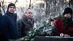 В Челябинске прошло возложение цветов и венков в День Героев России