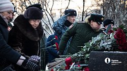 В Челябинске прошло возложение цветов и венков в День Героев России