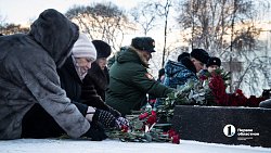 В Челябинске прошло возложение цветов и венков в День Героев России