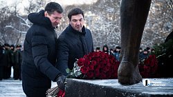 В Челябинске прошло возложение цветов и венков в День Героев России