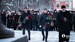 В Челябинске прошло возложение цветов и венков в День Героев России