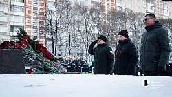 В Челябинске прошло возложение цветов и венков в День Героев России