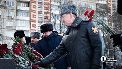 В Челябинске прошло возложение цветов и венков в День Героев России