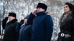 В Челябинске прошло возложение цветов и венков в День Героев России