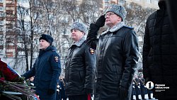 В Челябинске прошло возложение цветов и венков в День Героев России