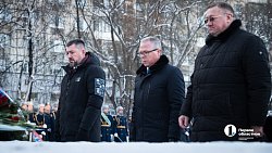 В Челябинске прошло возложение цветов и венков в День Героев России