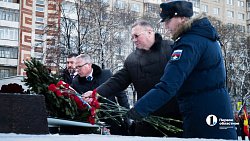 В Челябинске прошло возложение цветов и венков в День Героев России
