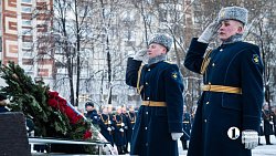 В Челябинске прошло возложение цветов и венков в День Героев России