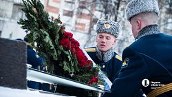 В Челябинске прошло возложение цветов и венков в День Героев России