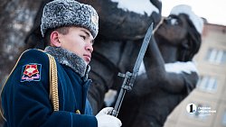 В Челябинске прошло возложение цветов и венков в День Героев России