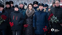 В Челябинске прошло возложение цветов и венков в День Героев России