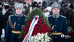 В Челябинске прошло возложение цветов и венков в День Героев России