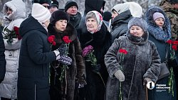 В Челябинске прошло возложение цветов и венков в День Героев России