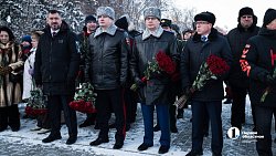 В Челябинске прошло возложение цветов и венков в День Героев России