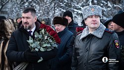 В Челябинске прошло возложение цветов и венков в День Героев России