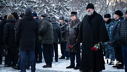 В Челябинске прошло возложение цветов и венков в День Героев России