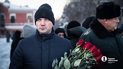 В Челябинске прошло возложение цветов и венков в День Героев России