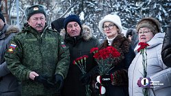 В Челябинске прошло возложение цветов и венков в День Героев России