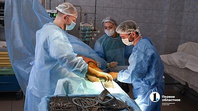 Челябинские врачи спасли ногу молодому строителю после падения на него бетонной плиты