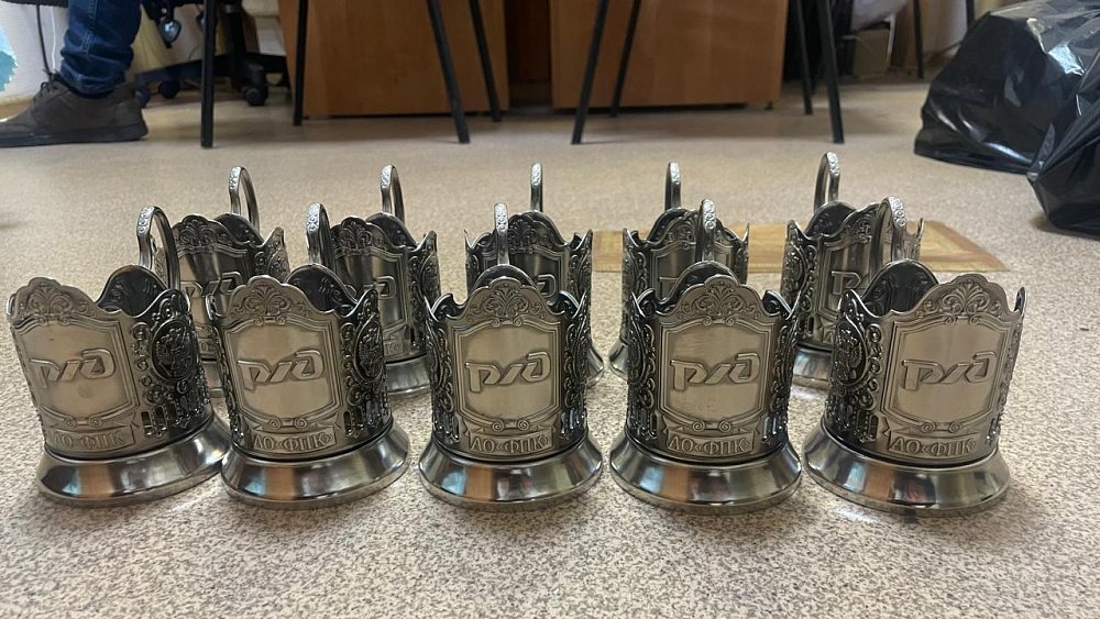 Кладовщица вагонного депо в Челябинске похитила более 200 фирменных подстаканников РЖД