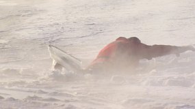 В Челябинске спасатели тренируются спасать людей на тонком льду