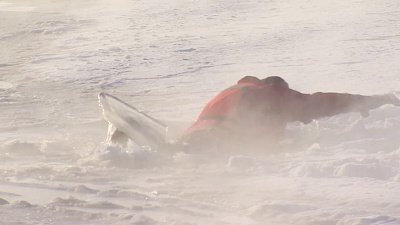 В Челябинске спасатели тренируются спасать людей на тонком льду