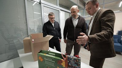 Артем Жога и Алексей Текслер наградили руководителей волонтерского центра РМК