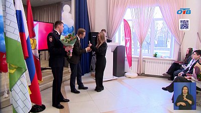 Челябинским подросткам вручили их первые паспорта