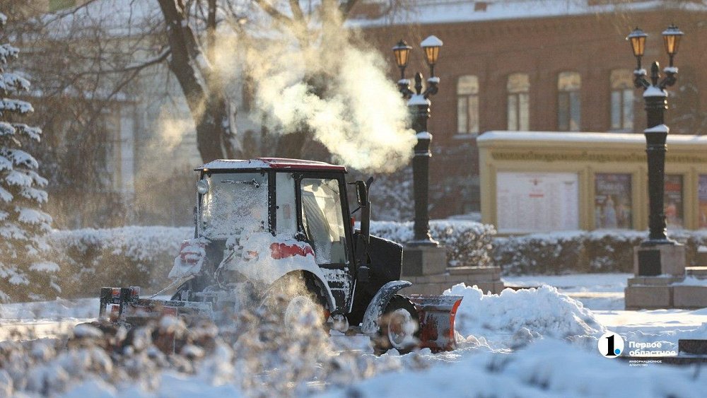 В Челябинске на расчистку дорог от снега вывели 216 спецмашин