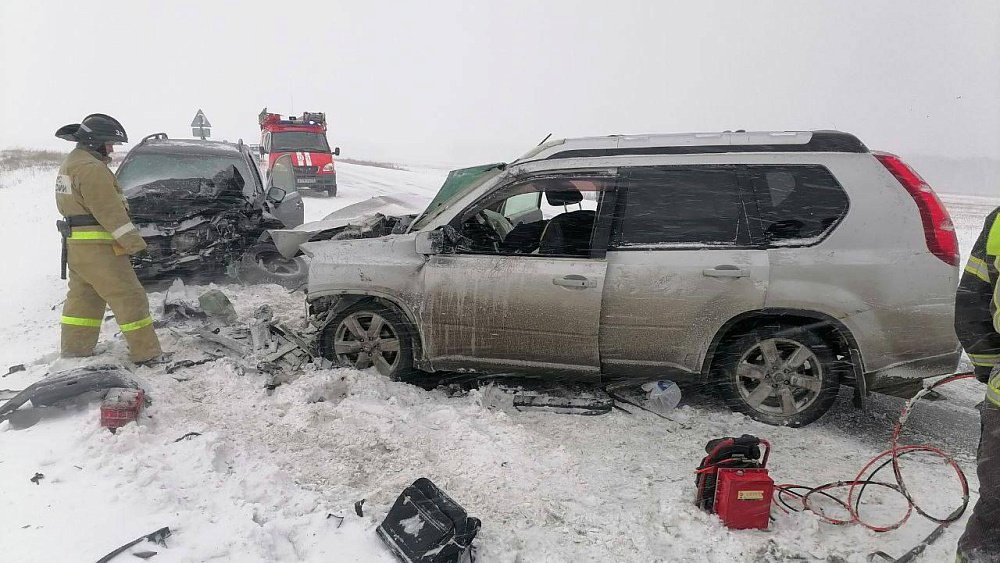 Водитель Nissan погиб в лобовом ДТП в условиях снегопада в Челябинской области