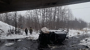 Двух человек спасли из автомобиля, упавшего в реку с моста в Челябинской области