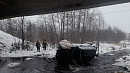 Двух человек спасли из автомобиля, упавшего в реку с моста в Челябинской области