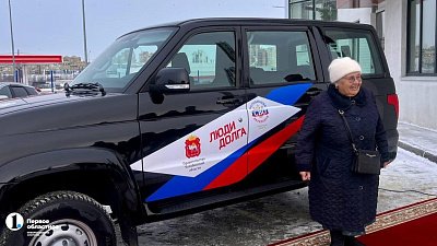 Бабушке Байрамбике из Челябинска подарили машину для гуманитарных поездок на СВО