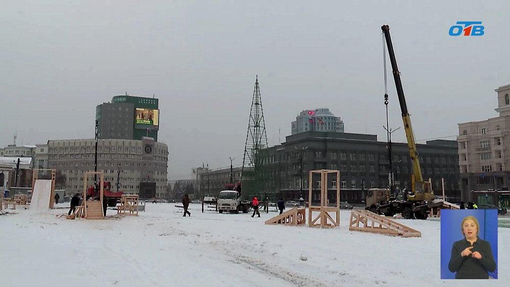 В Челябинске на площадь Революции привезли лед для городка