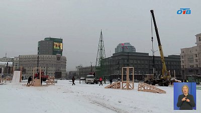 В Челябинске на площадь Революции привезли лед для городка