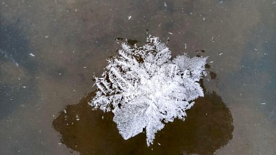 Снежные цветы украсили реку Юрюзань в Челябинской области